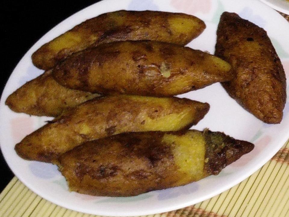 Fried plantains stuffed with a sweet filling, on a plate