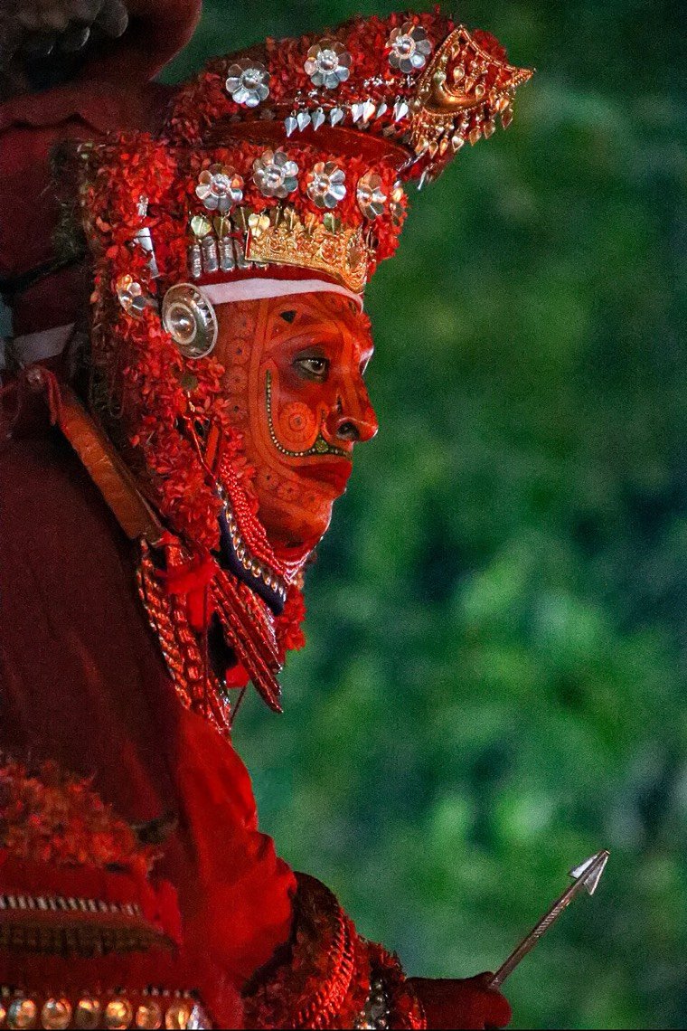Close view of the Daivathar Theyyam face and headdress