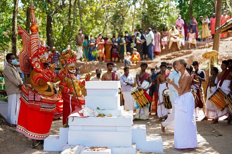 Close view of the Muthappan Theyyam face and headdress