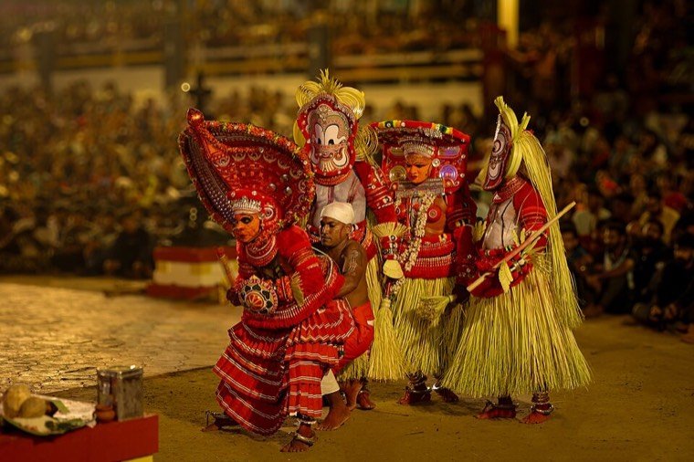 Close view of the Pulimaranja Thondachan Theyyam face and headdress