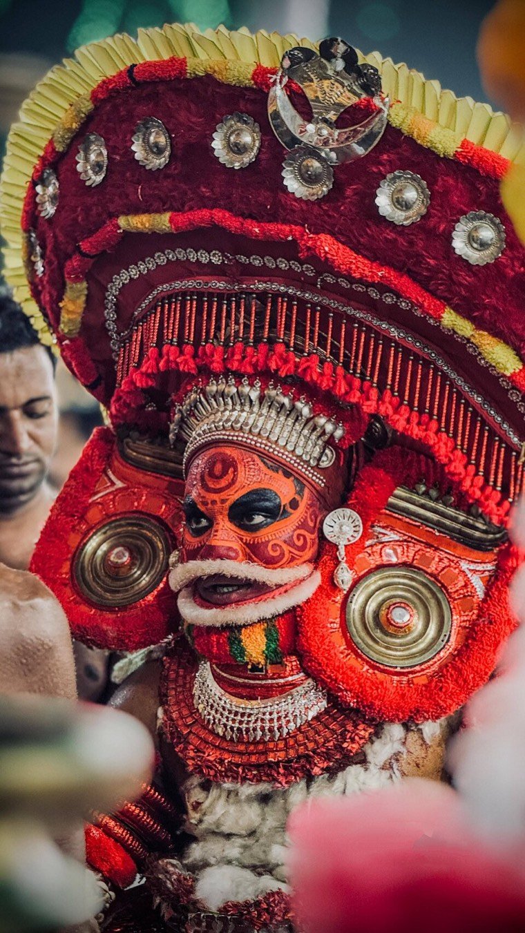 Close view of the Puliyoor Kannan Theyyam face and headdress