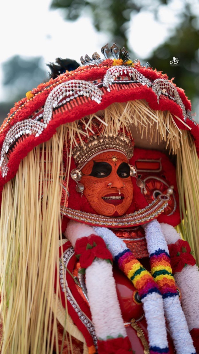 Uchitta Bhagavathy Theyyam in ritual attire